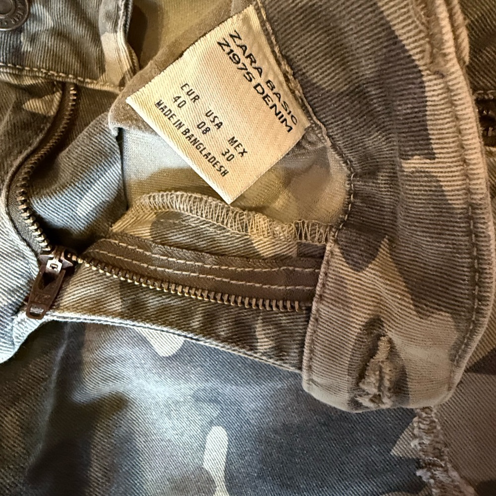 Pre-Loved Zara Greige/Green Camouflage Cropped Skinny Jeans in size 8 - Picture 7 of 8